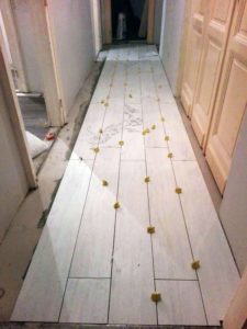 hosszú lapok burkolat szintezővel